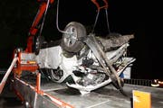 Das Unfallauto musste mit einem Kran geborgen werden. (Bild: Luzerner Polizei)