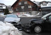 Die beiden Personenwagen nach der Kollision in Rothenthurm. (Bild: Kantonspolizei Schwyz)