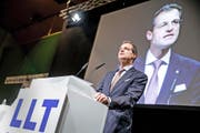 Bildungsdirektor Reto Wyss bei seiner Rede vor 950 Lehrern an deren Versammlung vom 18. November in der Stadthalle Sursee. (Bild Philipp Schmidli)