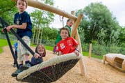 Der Spielplatz Lorzenparadies ist einer von 18 Spielplätzen in der Gemeinde Cham. Neu bietet ein Führer eine Übersicht. (Bild: Andreas Busslinger)
