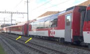 Die ersten beiden Personenwagen sind mit den gegenüberliegenden Laufdrehgestellen entgleist (Pfeile). (Bild: pd)