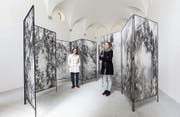 Die Künstlerin Julia Steiner (rechts) vor ihrer Installation, gemeinsam mit Kuratorin Angela Nyffeler. (Bild: F. X. Brun)