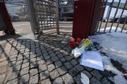 Am Tag danach: Kerzen, Blumen und ein Brief liegen vor dem Haupteingang der Firma Kronospan. (Bild: Eveline Beerkircher / Neue LZ)