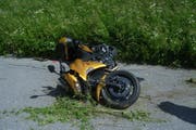 Das Motorrad liegt nach der Streifkollision beschädigt auf der Sustenpassstrasse. (Bild: Kantonspolizei Uri)
