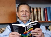Alfred Huber hält seinen Bestseller in den Händen. (Bild Romano Cuonz/Neue OZ)