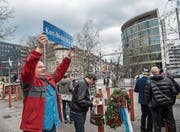 Schmiedezünftler bei der Kranzniederlegung am Pilatusplatz. (Bild: Nadia Schärli (Luzern, 26. März 2017))