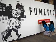 Rosmarie Do (links) und Frieda Gisyn ziehen beim Fumetto-Logo die Konturen (Bild: PD/Luzernermaler)