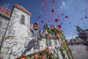 Die Trienger Burgherren der Fröschenzunft liessen die Konfetti regnen. (Bild: Pius Amrein (13. Februar 2018))
