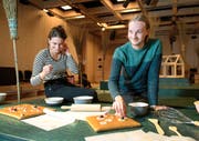 Alles für die Hexe: Regisseur Lennart Hantke (rechts), Bühnenbildnerin Lea Burkhalter. (Bild: Corinne Glanzmann)