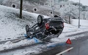 Auf der Schädrütistrasse in der Stadt Luzern landete ein Auto auf dem Dach. (Bild: Luzerner Polizei)