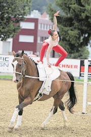 Deborah Hermann richtet sich auf dem Pferderücken auf. (Bild: Corinne Glanzmann (Luzerner Zeitung))