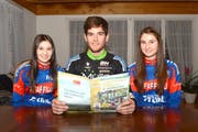 Beim Studium des Dagmerseller Programmheftes (von links): Melissa (15), Lukas (25) und Desirée Winterberg (18). (Bild: Kurt Grüter)