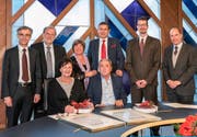 Vorne: Zita Schlumpf und Vincenzo Maurello. Hinten: Stadtrat Karl Kobelt, Stadtpräsident Dolfi Müller, Stadträtin Vroni Straub-Müller, Stadtratsvizepräsident André Wicki, Stadtrat Urs Raschle, Stadtschreiber Martin Würmli. (Bild: PD)