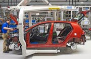 Auf VW kommt nach der Dieselmanipulation eine veritable Umrüstungswelle zu. Im Bild: Produktion eines VW Golf im Werk in Zwickau, Deutschland. (Bild: AP/Jens Meyer)