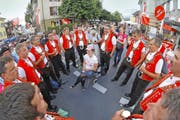 Stolz trägt dieses Mädchen am grossen Festumzug von gestern Sonntag das Alphorn mit. (Bild Philipp Schmidli)