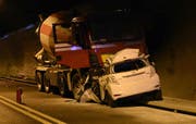 Das Auto prallte frontal in den Lastwagen. (Bild: Kantonspolizei Obwalden (Sachseln, 23. Mai 2017))