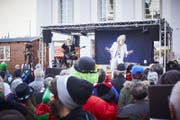 Harry Hasler rockt die Bühne. (Bild: Jakob Ineichen (Luzern, 23. Februar 2017))