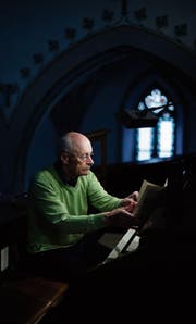 Mit Freude und Begeisterung verrichtete Hanspeter Isler den Orgeldienst in der Kirche Oberägeri und dirigierte den Kirchenchor. (Bild: Stefan Kaiser (19. Dezember 2017))