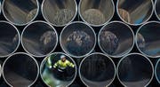 Ein Mitarbeiter prüft Rohre für das zukünftige Ostsee-Erdgastrassee Nord-Stream 2. (Bild: Jens Büttner/Keystone (Sassnitz-Mukran, 6. Dezember 2016))