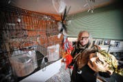 Hohe Mieten und Platznot werden im diesjährigen Theater der Moggetätscher thematisiert. Drehbuchautor Marino Malagoli im Plattenbau. (Bild Corinne Glanzmann)
