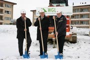 Spatenstich «Tschuoppis»: (von links) Kurt Bieder, Stadtrat Luzern, Hans Rudolf Furrer, Präsident WGL und Rainer Ischer, Architekt.