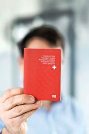 Wenn es nach dem Wunsch einiger SVP-Exponenten geht, soll er künftig schwieriger zu erhalten sein: der Schweizer Pass. (Bild: Keystone/Christian Beutler)