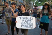 «Ferienwohnungen verdrängen Familien», klagt diese Bewohnerin bei einer Demonstration in Barcelona. (Bild: Lluis Gene/AFP (10. Juni 2017))