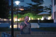 Die Fledermausschutzbeauftragte des Kantons Zug, Isabelle Bögli, im Gebiet Feldhof in Zug. (Bild: Maria Schmid (6. Juli 2017))