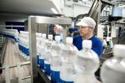 Die Mineralquelle Bad Knutwil AG behauptet sich gut im schwierigen Schweizer Mineralwassermarkt. Im Bild: Carlos Beca in der Produktion in Bad Knutwil. (Bild: Corinne Glanzmann / Neue LZ)