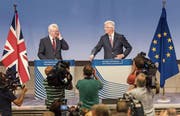 EU-Chefverhandler Michel Barnier (rechts) und der britische Brexit-Minister David Davis an der gestrigen Medienkonferenz. (Bild:)