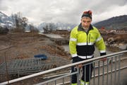 Ein Arbeiter der Firma PK Bau AG beim Abmontieren eines Geländers. (Bild Corinne Glanzmann/Neue OZ)