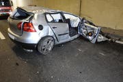 Das komplett zerstörte Unfallauto. (Bild: Luzerner Polizei)