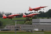 Die Patrouille Suisse beim Start in Emmen. (Bild: Keystone)