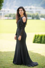 Sevda Aydin (19), Fachfrau Hauswirtschaft, Rothenburg: «An solchen Anlässen trage ich gerne ein elegantes und schlichtes Kleid, weil es angemessen ist. Ich erhielt für dieses Kleid schon Komplimente: Es sei schön und passe zu mir. Im Alltag bin ich allerdings eher sportlich unterwegs.» (map/ia) (Bild: Izedin Arnautovic)