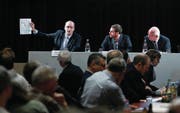 Markus Ritter, Adrian Hotz und Bernard Lehmann stellen sich auf dem Podium den Fragen. (Bild: Stefan Kaiser (Rotkreuz, 2. Februar 2018))