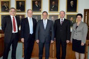 Die neue Obwaldner Regierung (von links): Franz Enderli (CSP), Hans Wallimann (CVP), Paul Federer (FDP), Niklaus Bleiker (CVP) und Maya Büchi (FDP). (Bild: Keystone)