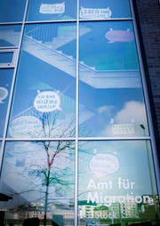 Die Aktivisten tapezierten die Fenster mit Sprechblasen. (Bild: zvg)