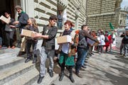 Aktivisten bei der Einreichung der Volksinitiative «Für Ernährungssicherheit» vor der Bundeskanzlei.Bild: Lukas Lehmann/KEY (Bern, 30. März 2016)