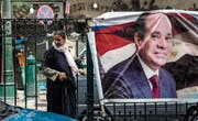Ernsthafte Gegenkandidaten gab es keine: Staatschef Abdel Fattah al-Sisi auf einem Wahlplakat. (Bild: Mohamed Hossam/EPA (Kairo, 22. März 2018))