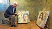 Biblische Motive dem heutigen Leben abgeschaut: Eugen Bollin vor zwei seiner Kohlezeichnungen. (Bild: Romano Cuonz (10. Juni 2017))