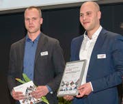 Sie nehmen die Auszeichnung für die Firma Walker Stahl und Metallbau AG entgegen. (Bild: PD)