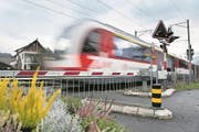 Der Bahnübergang bei der Wegmattstrasse in Horw / Kriens sollen aufgehoben werden. Fotografiert am 11. Dezember 2017. Verkehr, Zentralbahn, Zb, Bahngleis, überführung (Bild: Corinne Glanzmann (Horw, 11. Dezember 2017))