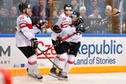 60. Minute: Reto Suri (Mitte) hat soeben das 3:1 für die Schweiz erzielt, Cody Almond (links) und Damien Brunner (rechts) freuen sich mit dem Torschützen. (Bild: EQ/Melanie Duchène)