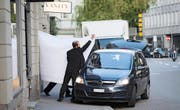 Dieses Bild ging um die Welt: Am frühen Morgen des 27. Mai 2015 werden ranghohe Fifa-Funktionäre von der Polizei in Zürich abgeführt. (Bild: Keystone/Pascal Mora)