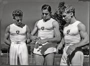 Die Kunstturner Hans Schwarzentruber (v. l.), Sepp Stalder und Hans Eugster an den Olympischen Spielen 1952 in Helsinki. (Bild: PD)