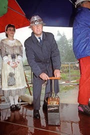 Der damalige Verkehrsminister Adolf Ogi löste am 22. September 1993 in Faido TI beim Spatenstich zur Neat die Sprengung aus. (Bild: Keystone/Karl Mathis)
