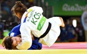 Die Kosovarin Majlinda Kelmendi (in Weiss) legt die Baselbieterin Evelyne Tschopp auf die Matte. (Bild: Keystone/Laurent Gilliéron)