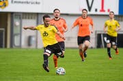 Im Aufstiegsspiel gegen den FC Obergeissenstein haut der Emmenbrücker Mauro Nuozzi drauf (seine Mannschaft verliert 1:2) (Bild: Roger Grütter / Neue LZ)