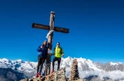 Sandro Mirasolo aus Ebikon (rechts) und Thomas von Büren aus Olten haben ein ehrgeiziges Gipfelprojekt vor sich. Auf dem Bild zu sehen sind sie auf dem Jegihorm im Wallis. (Bild: PD)
