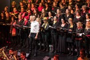 Sänger Davido Morell mit Chor. (Bild: Christian H. Hildebrand (Zug, 17. März 2018))